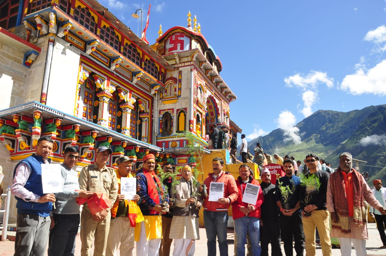 एक पेड़ मां के नाम” — बदरीनाथ धाम में वन महोत्सव के तहत वृक्षारोपण कार्यक्रम संपन्न