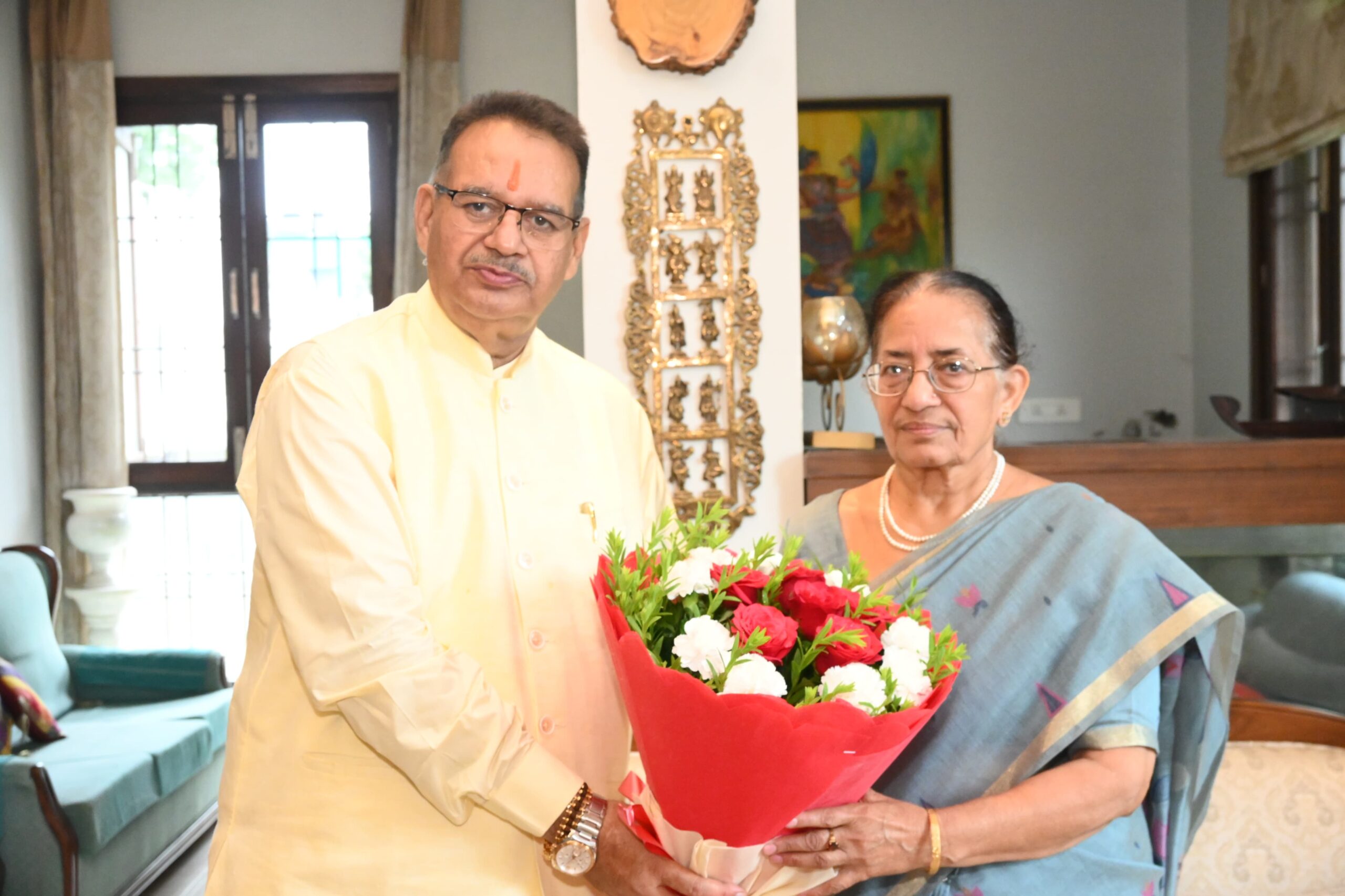 गुरु पूर्णिमा पर माता और गुरुओं का आशीर्वाद लेते कैबिनेट मंत्री गणेश जोशी