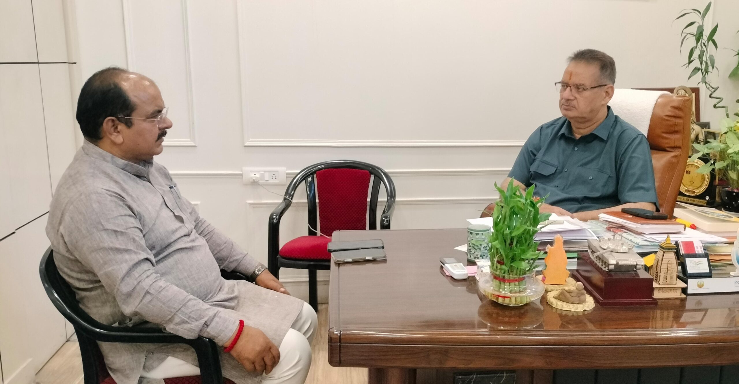पंचायत चुनाव को लेकर कैबिनेट मंत्री गणेश जोशी और भाजपा नेता पुष्कर काला के बीच हुई महत्वपूर्ण रणनीतिक चर्चा