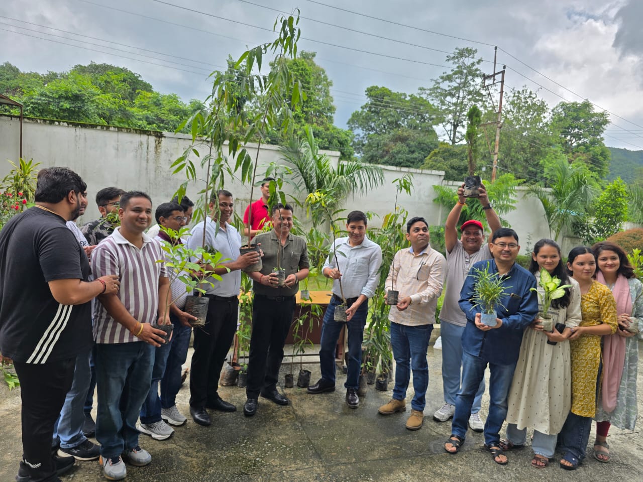 हरेला पर्व पर खाद्य संरक्षा एवं औषधि प्रशासन विभाग में हुआ पौधारोपण, हरियाली और पर्यावरण संरक्षण का लिया संकल्प