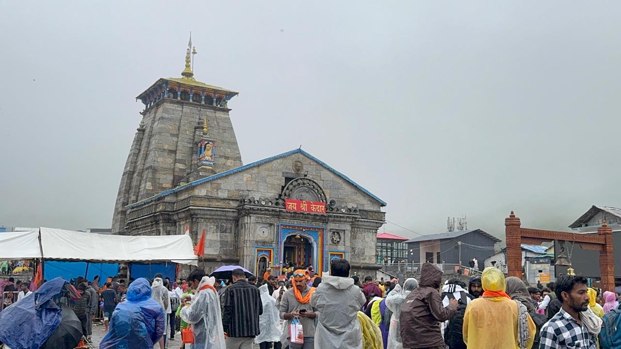 बरसात के बावजूद बदरीनाथ-केदारनाथ यात्रा जारी, अब तक 25 लाख से अधिक श्रद्धालुओं ने किए दर्शन: हेमंत द्विवेदी