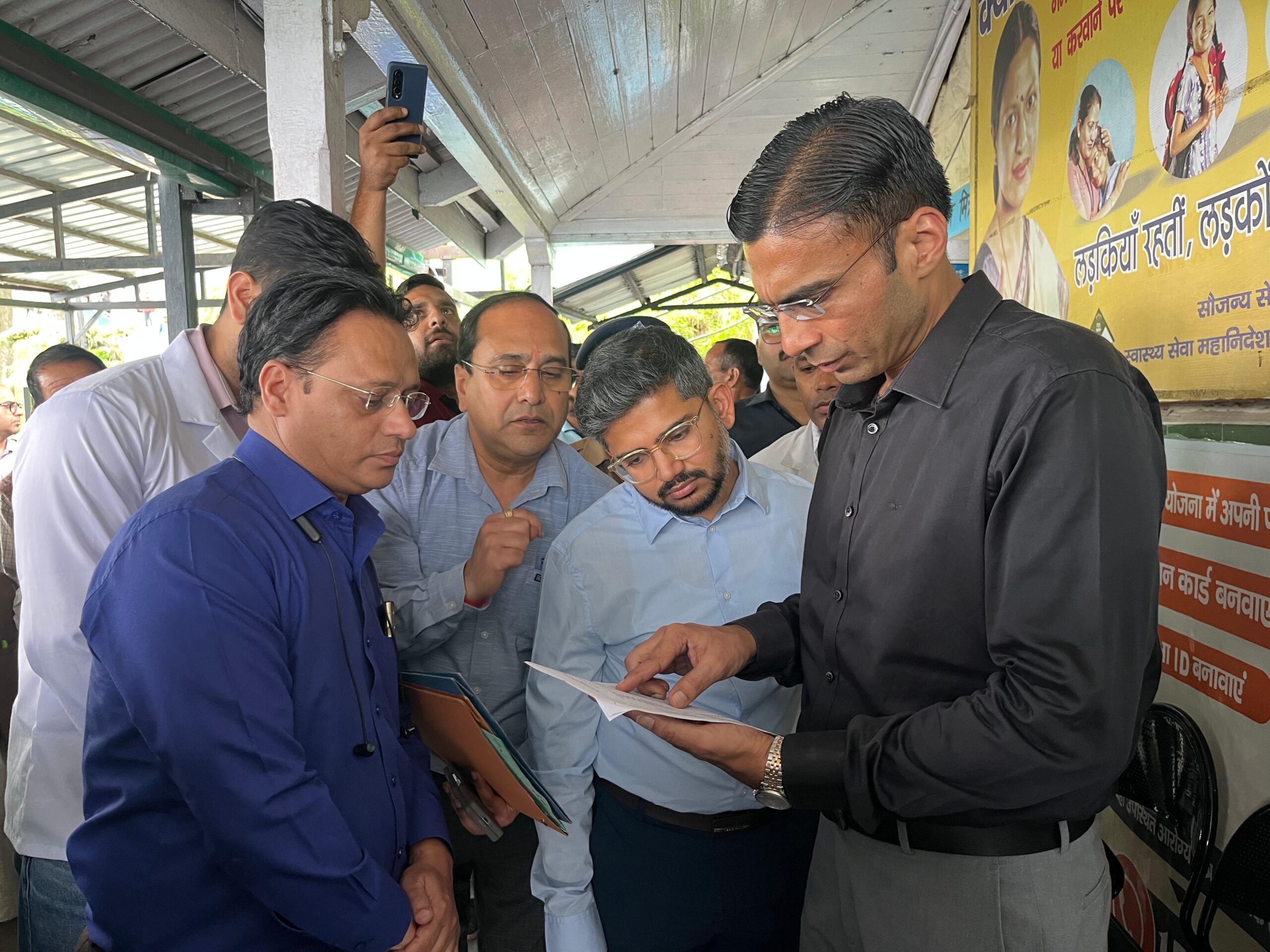 चकराता सीएचसी का विकास: डीएम ने स्वयं चढ़कर किया स्थलीय निरीक्षण