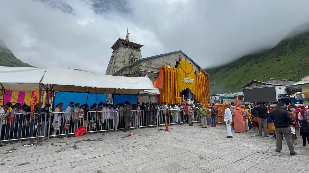 सावन शिवरात्रि पर केदारनाथ धाम में श्रद्धालुओं की भारी भीड़, 8 क्विंटल फूलों से सजाया गया मंदिर