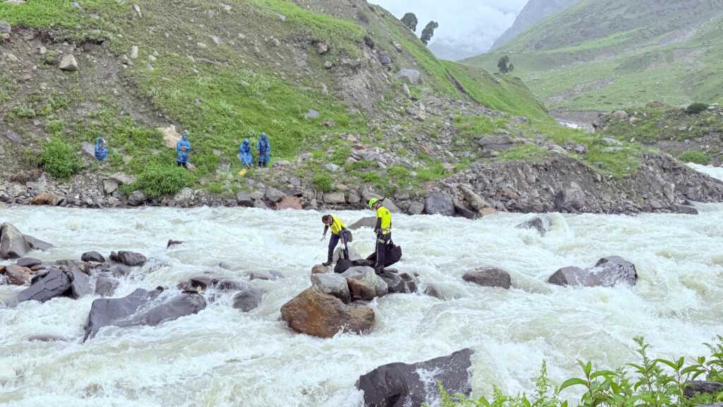 उत्तरकाशी: क्यार कोटि में लापता भेड़पालक का शव SDRF ने बरामद किया, कठिन परिस्थितियों में किया अंतिम संस्का