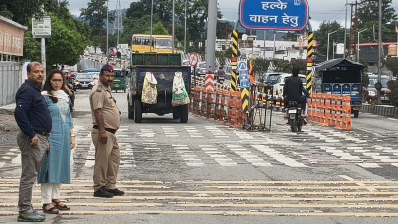 Dehradun:लैंसडाउन चौकी पर अव्यवस्थित पार्किंग के खिलाफ छापेमारी, 4 वाहन सीज