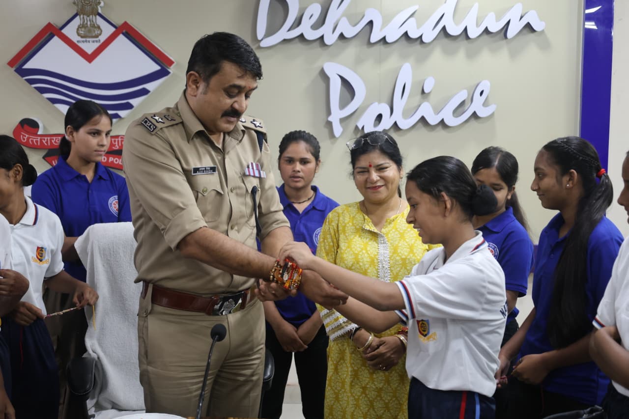 Rakshabandhan:छात्राओं ने एसएसपी को बांधा रक्षा सूत्र, “पुलिस के कारण महसूस करती हैं सुरक्षित”