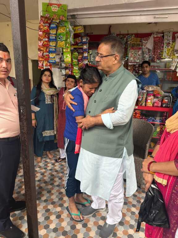 देहरादून:दून विहार में पुश्ता टूटने से आवासीय भवनों को खतरा, 3 परिवारों को सुरक्षित स्थान पर शिफ्ट किया