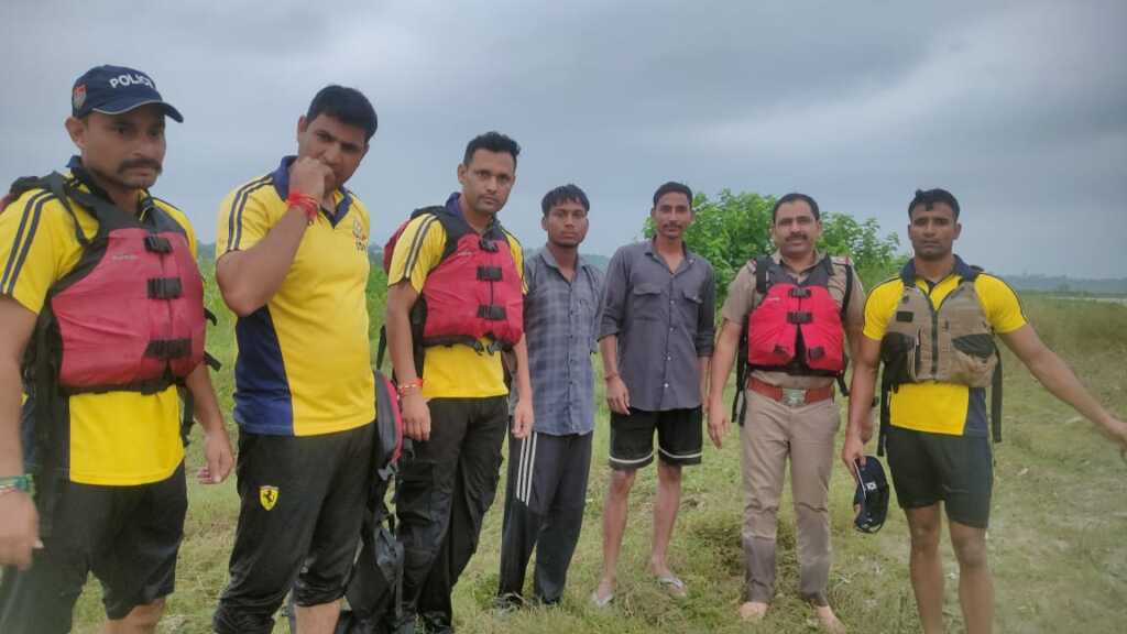 विकासनगर: आसन नदी में फंसे 5 व्यक्तियों का सकुशल रेस्क्यू, दून पुलिस-एसडीआरएफ की संयुक्त कार्रवाई