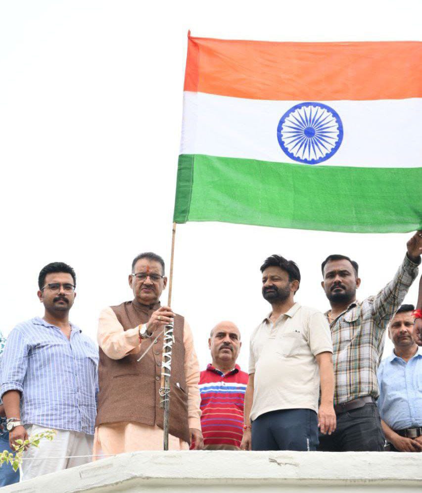 देहरादून: कैबिनेट मंत्री गणेश जोशी ने शासकीय आवास पर फहराया तिरंगा
