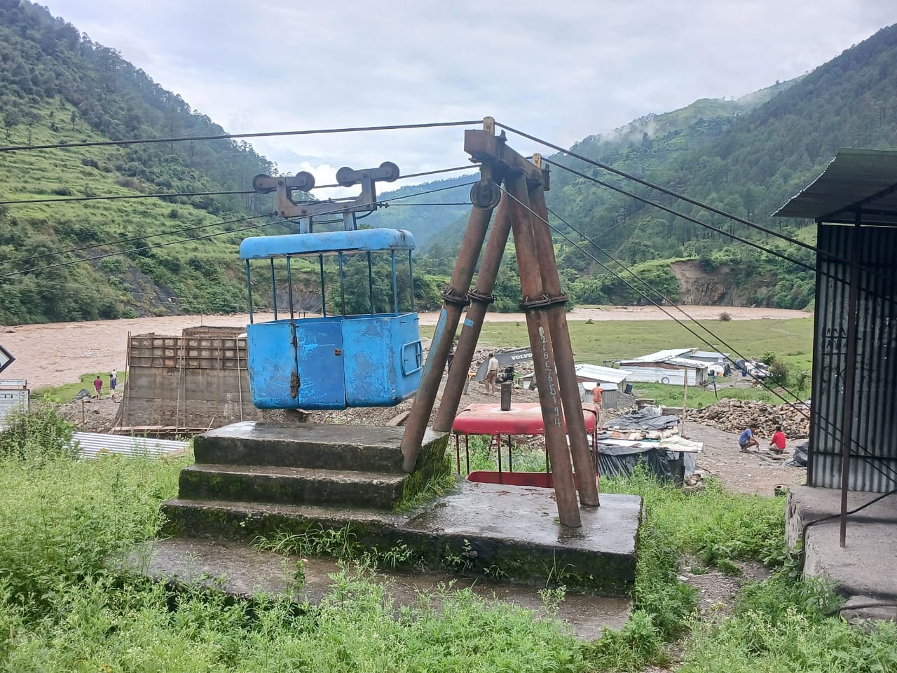 Chamoli: ट्रॉली बंद होने से ओडर गांव का कटा संपर्क, ग्रामीणों की बढ़ीं मुश्किलें