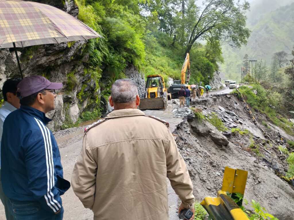 उत्तरकाशी: जिलाधिकारी ने डबरानी पहुंचकर मार्ग बहाली कार्यों का किया निरीक्षण