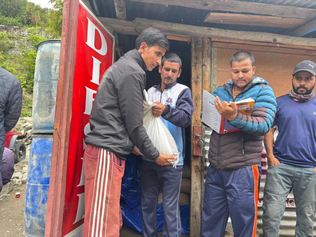 उत्तरकाशी: खराब मौसम के बावजूद आपदा प्रभावित क्षेत्रों में राहत कार्य निरंतर जारी