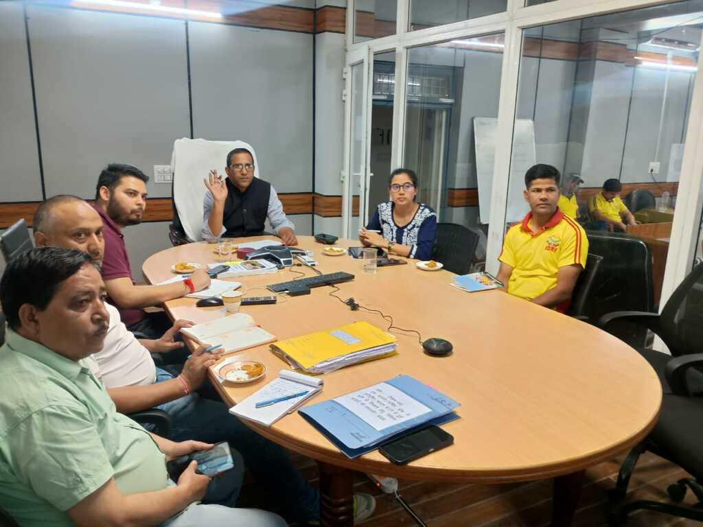 ग्रामीण सड़कों की स्थिति सुधारने को लेकर डीएम के सख्त निर्देश