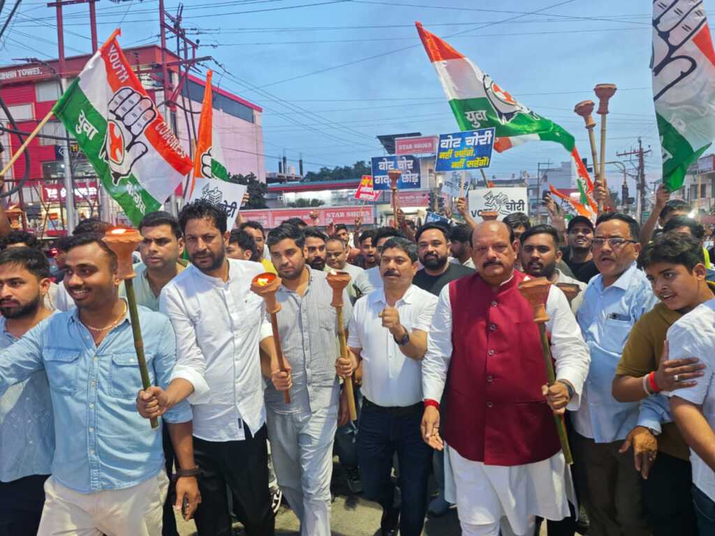  देहरादून में वोट चोरी के विरोध में युवा कांग्रेस का मशाल जुलूस, राज्य निर्वाचन आयोग के खिलाफ प्रदर्शन