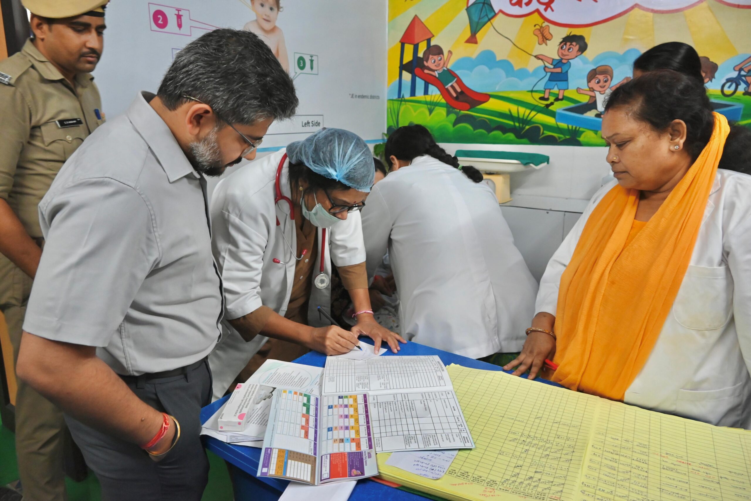 देहरादून: मुख्य विकास अधिकारी ने राज्य के पहले आधुनिक टीकाकरण केंद्र में कराया अपने बेटे का टीकाकरण