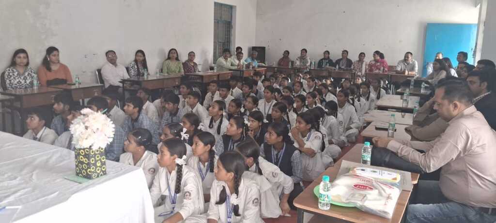 देहरादून: पुलिस ने छात्रों के बीच चलाई साइबर क्राइम व नशे के विरुद्ध जागरूकता पाठशाला