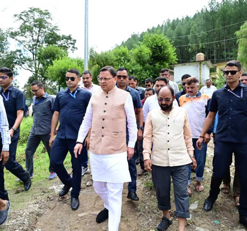 उत्तराखंड: प्रोटोकॉल तोड़कर जनता के बीच पहुंचे सीएम धामी,आपदा प्रभावितों को दिया हर संभव सहायता का आश्वासन