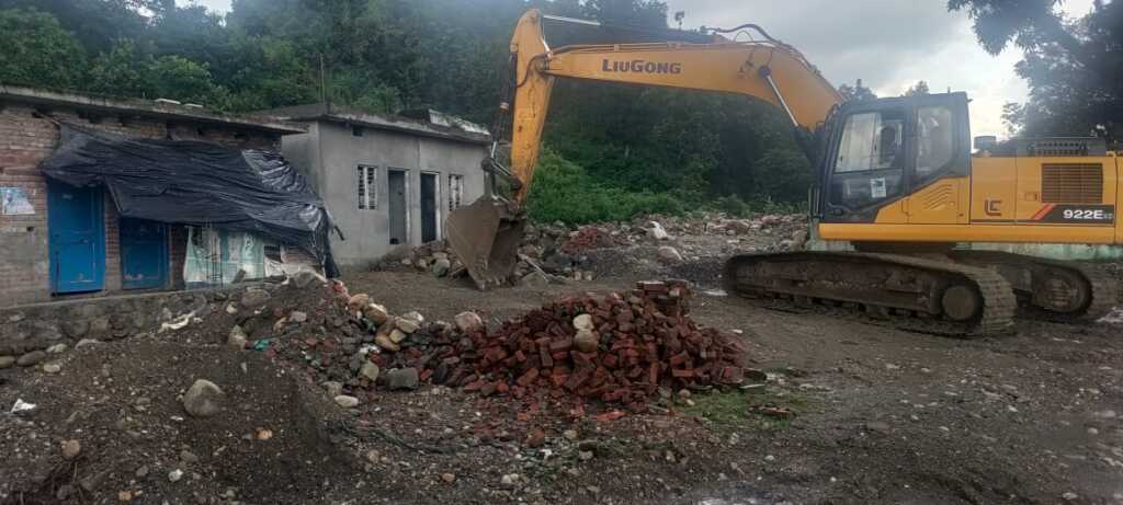 देहरादून में जिला प्रशासन की त्वरित कार्यशैली: 2 घंटे में अतिक्रमण हटाने की कार्यवाही