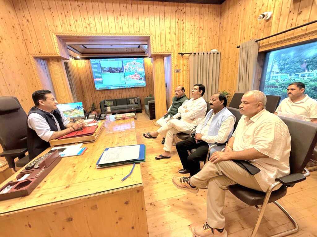 देहरादून: चकराता विधायक प्रीतम सिंह के नेतृत्व में कांग्रेस ने डीजीपी को सौंपा ज्ञापन