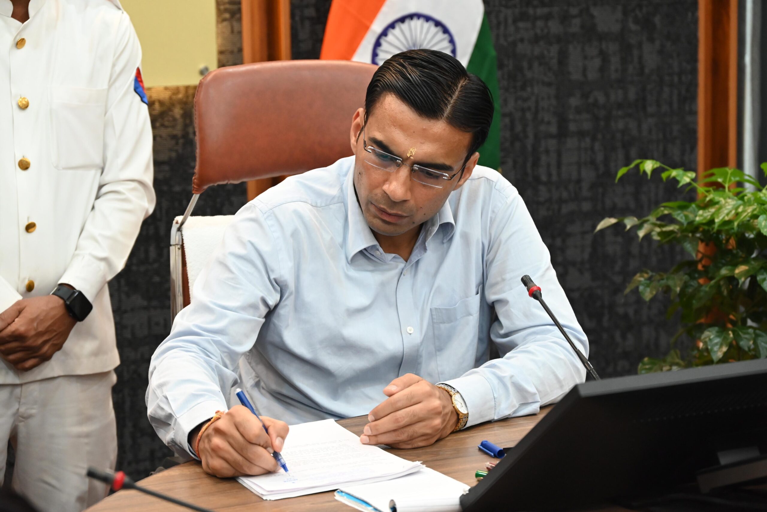 “जिलाधिकारी सविन बंसल ने जनता दरबार में सुनीं 122 समस्याएं, अधिकांश का मौके पर हुआ निस्तारण”