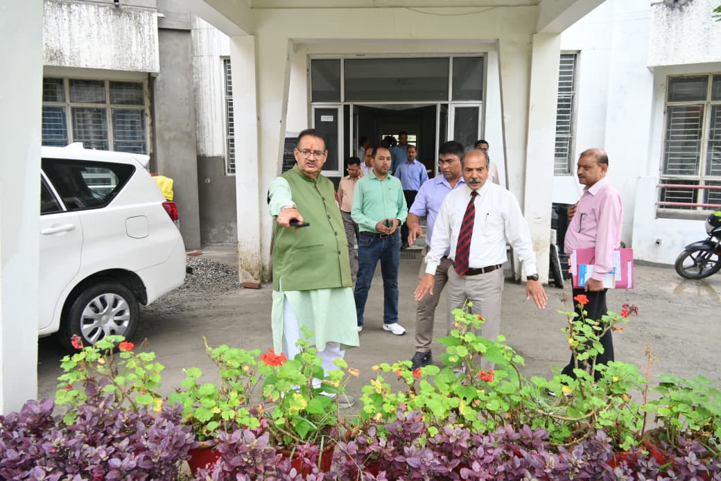देहरादून में सैनिक विश्राम गृह के जीर्णोद्धार कार्यों का निरीक्षण करते सैनिक कल्याण मंत्री गणेश जोशी