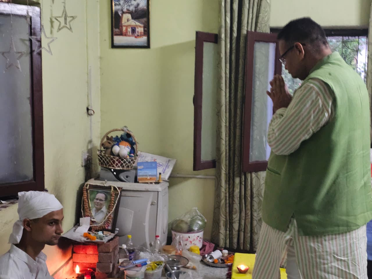 कैबिनेट मंत्री गणेश जोशी आज डोईवाला स्थित अमर उजाला उत्तराखण्ड के स्टेट ब्यूरो प्रमुख एवं वरिष्ठ पत्रकार दिवंगत राकेश खंडूड़ी के आवास पहुंचे।