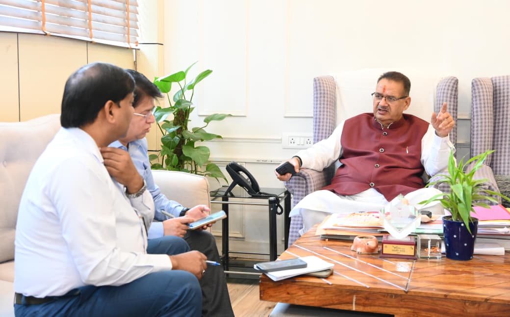 अतिवृष्टि के कारण किसानों की फसलों को हुए नुकसान की समीक्षा करते कृषि मंत्री गणेश जोशी