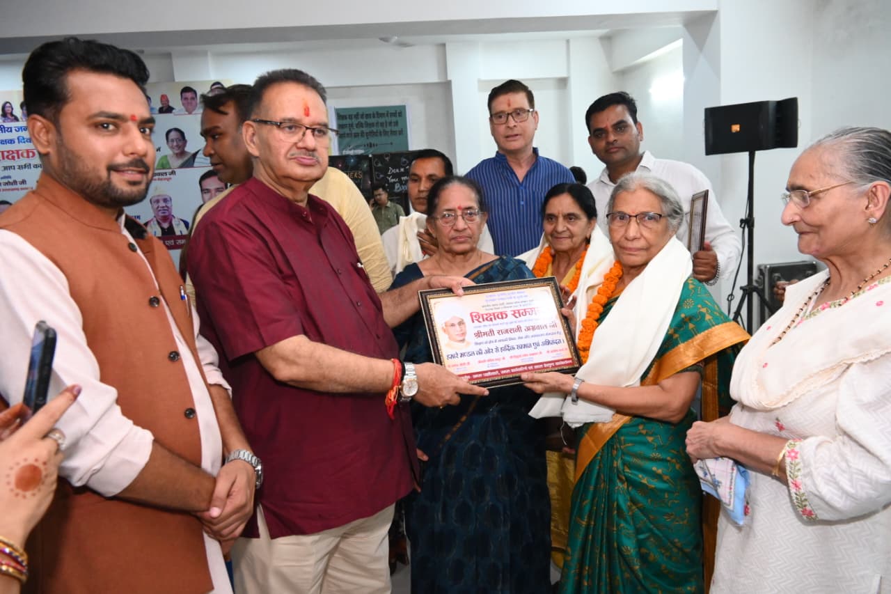 शिक्षक दिवस पर सम्मान समारोह में बोले मंत्री गणेश जोशी – शिक्षक राष्ट्र के निर्माता