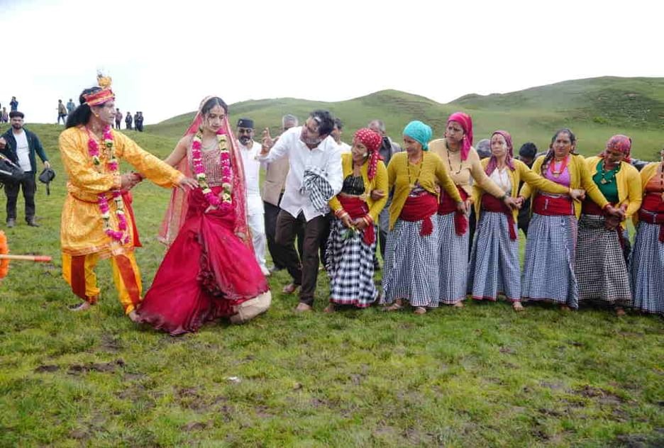 दयारा बुग्याल में मनी दूध-मक्खन की अनोखी होली