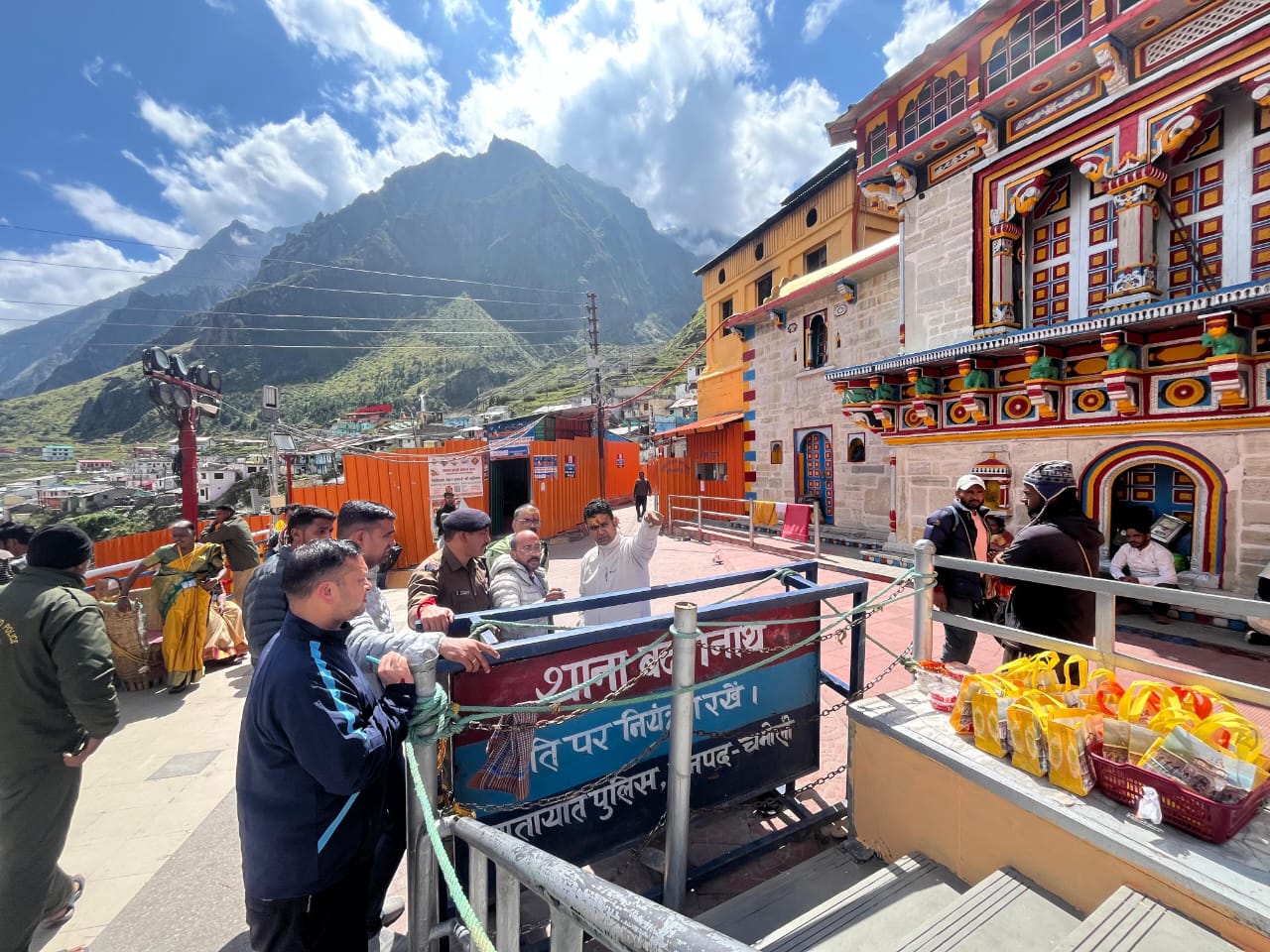 बैठक के बाद मंदिर परिसर, तप्तकुंड क्षेत्र , गांधी घाट का निरीक्षण किया