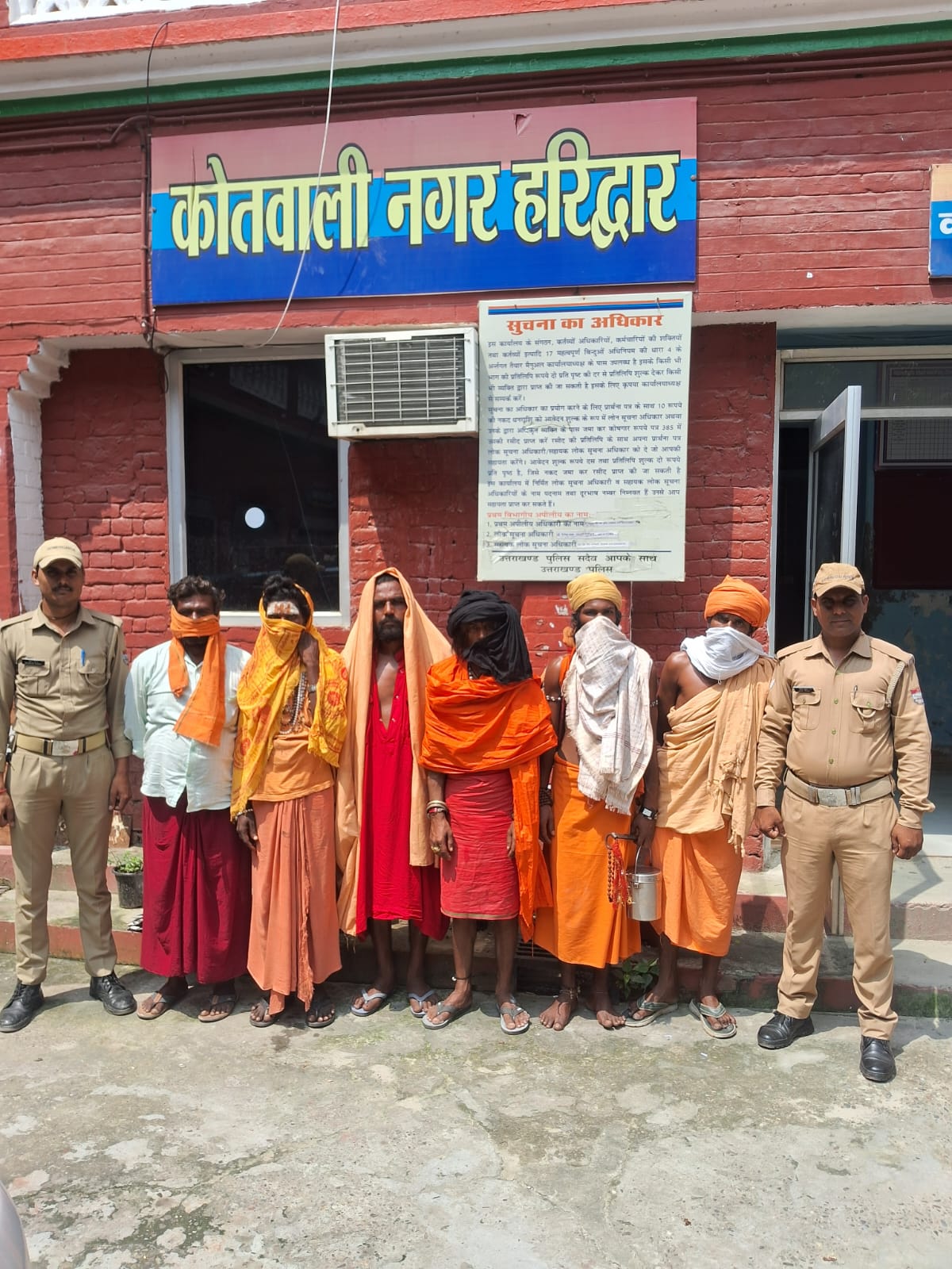 ऑपरेशन कालनेमि के तहत हरिद्वार पुलिस की बड़ी कार्रवाई, 6 फर्जी बाबाओं को हिरासत में लिया