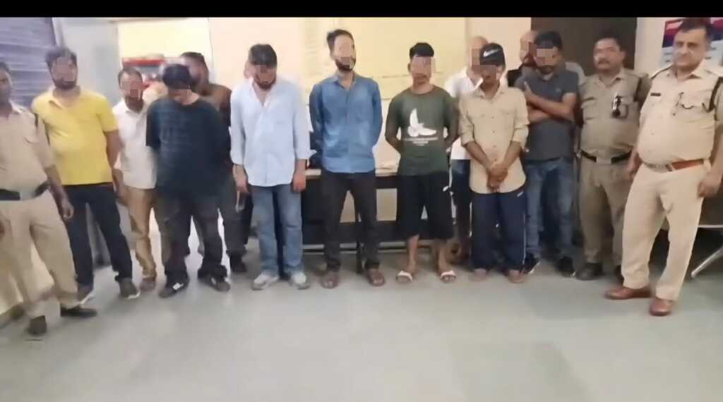 खुले में शराब पीना पड़ा महंगा, 45 लोग थाने लाए गए