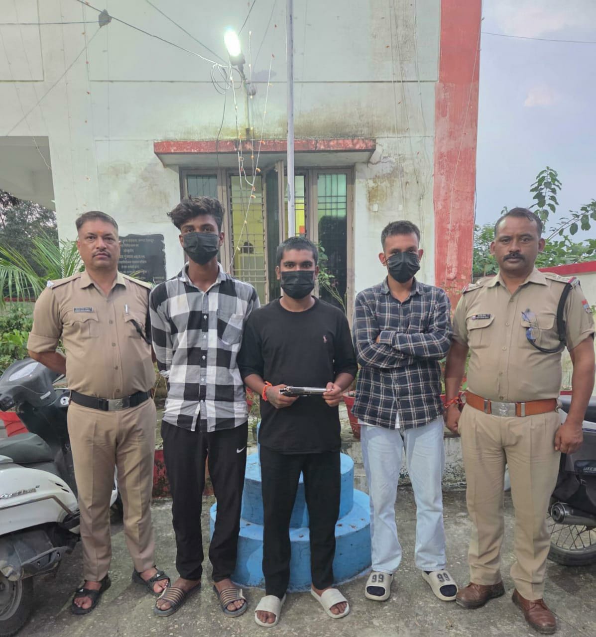 पिस्तौल से केक काटने का वीडियो वायरल, तीन युवक पुलिस हिरासत में