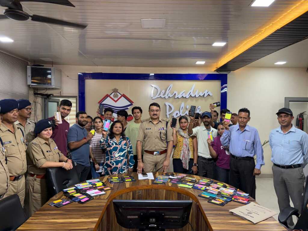 दून पुलिस की बड़ी कामयाबी: 53 लाख के 228 गुम मोबाइल बरामद