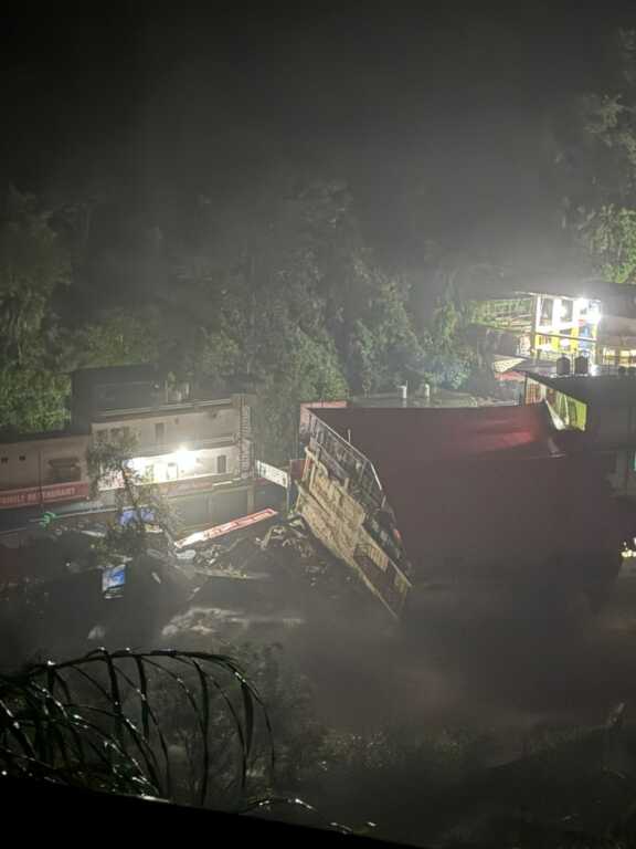 भारी  वर्षा से करलिगाड़ में बादल फटने से तबाही, पुल बहा, दुकानों और होटलों को नुकसान – प्रशासन ने रेस्क्यू ऑपरेशन तेज़ किया
