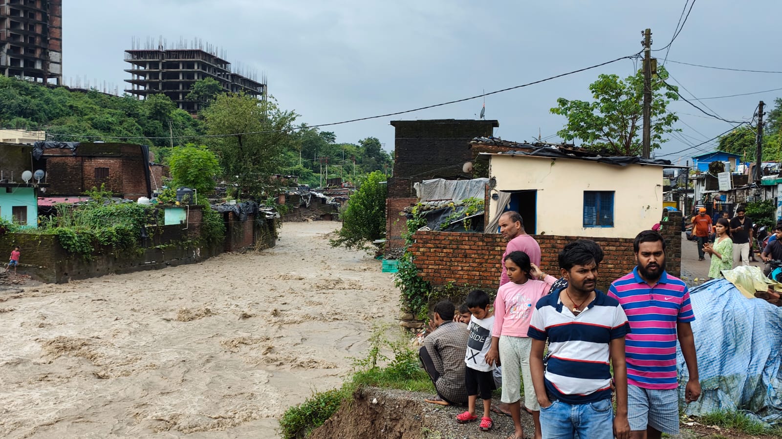 Dehradun Cloudburst: उत्तराखंड में बारिश का तांडव, सहस्रधारा में बादल फटा, रिस्पना नदी का रौद्र रूप