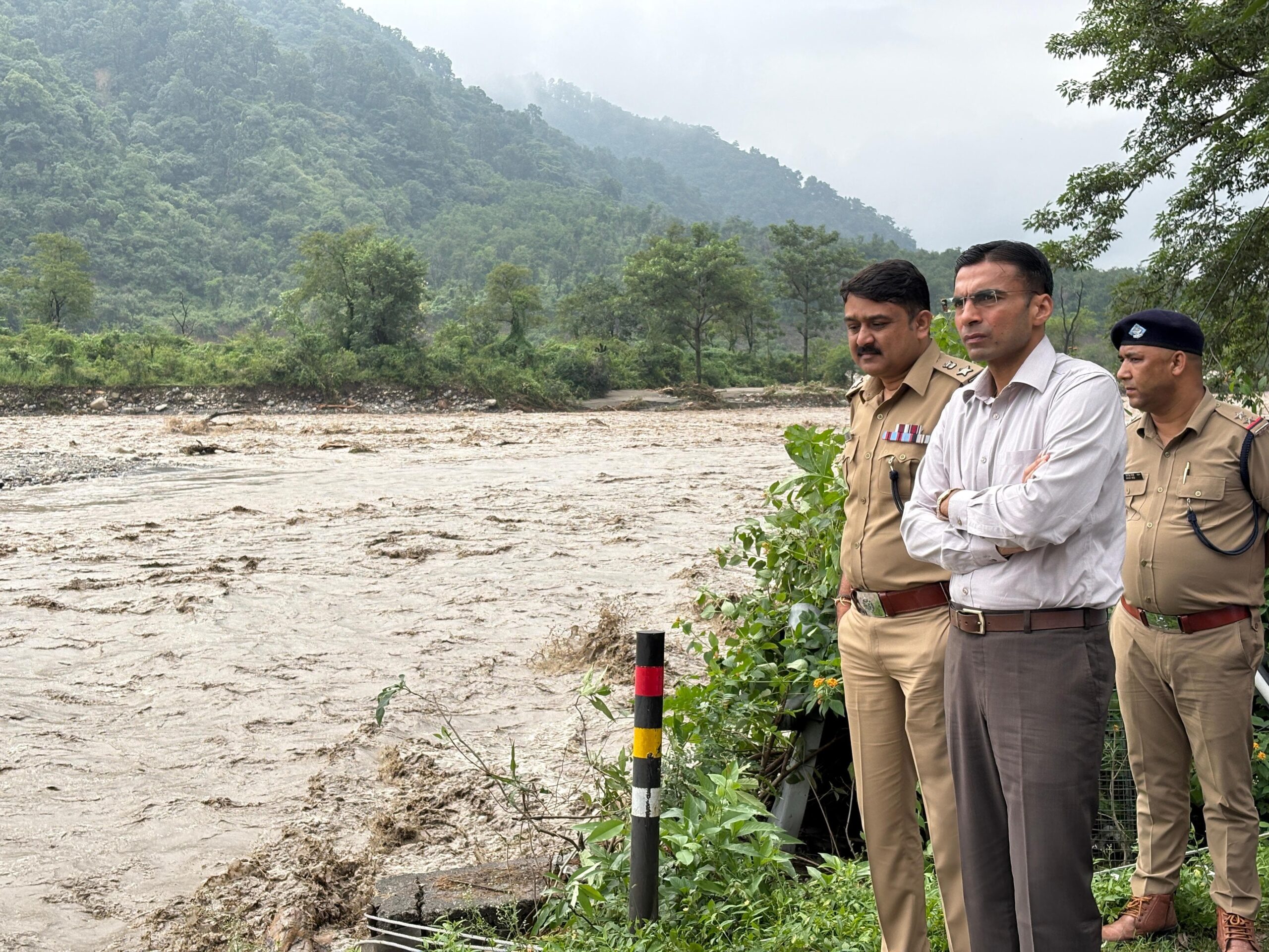 डीएम और एसएसपी ने अतिवृष्टि से प्रभावित क्षेत्रों का किया ग्राउंड जीरो पर निरीक्षण