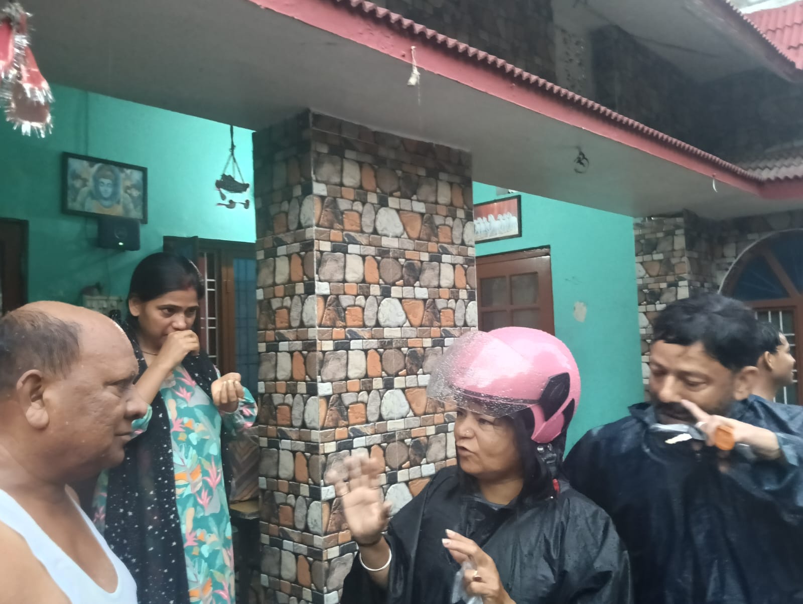 बिंदल नदी उफान पर, कॉलोनियों में घुसा पानी – घरों का सामान बहा