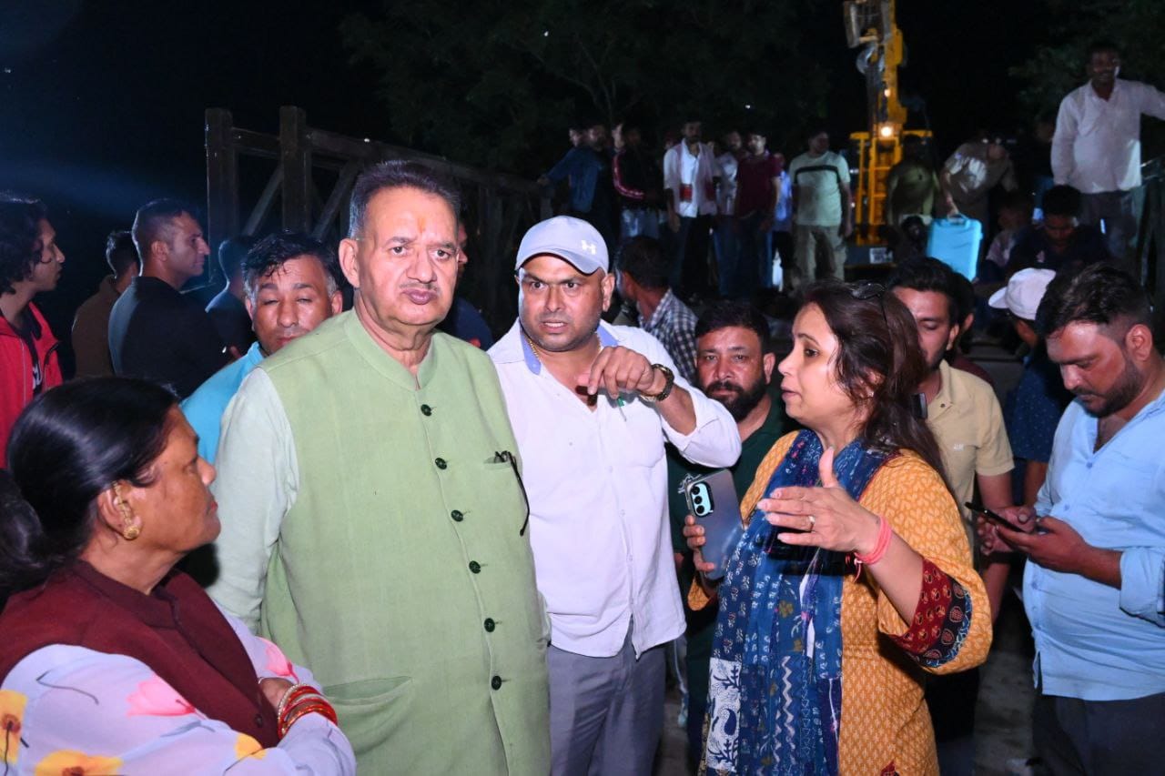 कैबिनेट मंत्री गणेश जोशी ने देहरादून-मसूरी मार्ग पर क्षतिग्रस्त पुल का किया निरीक्षण