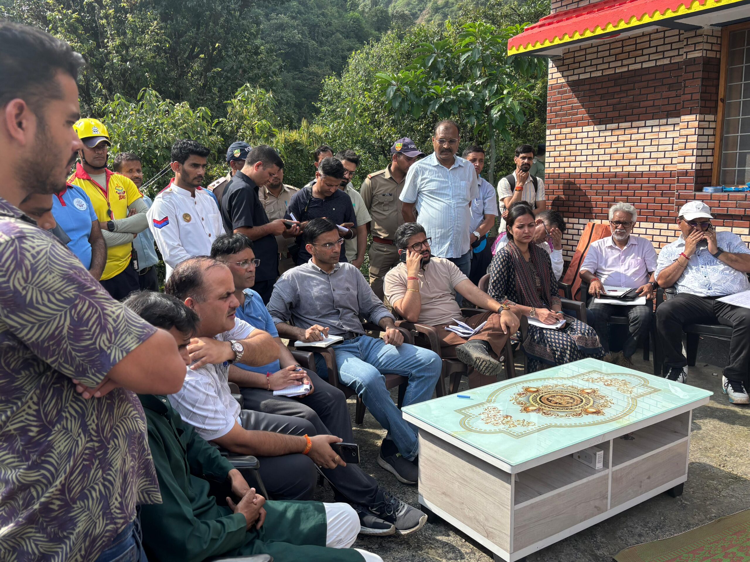 ढाई घंटे का पैदल सफर कर फुलेत पहुंचे डीएम, सुनी जनता की समस्याएं