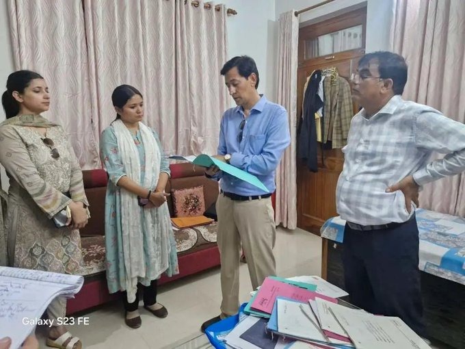 कुमाऊँ कमिश्नर दीपक रावत की छापेमारी, कानूनगो के घर से फाइलों का जखीरा बरामद