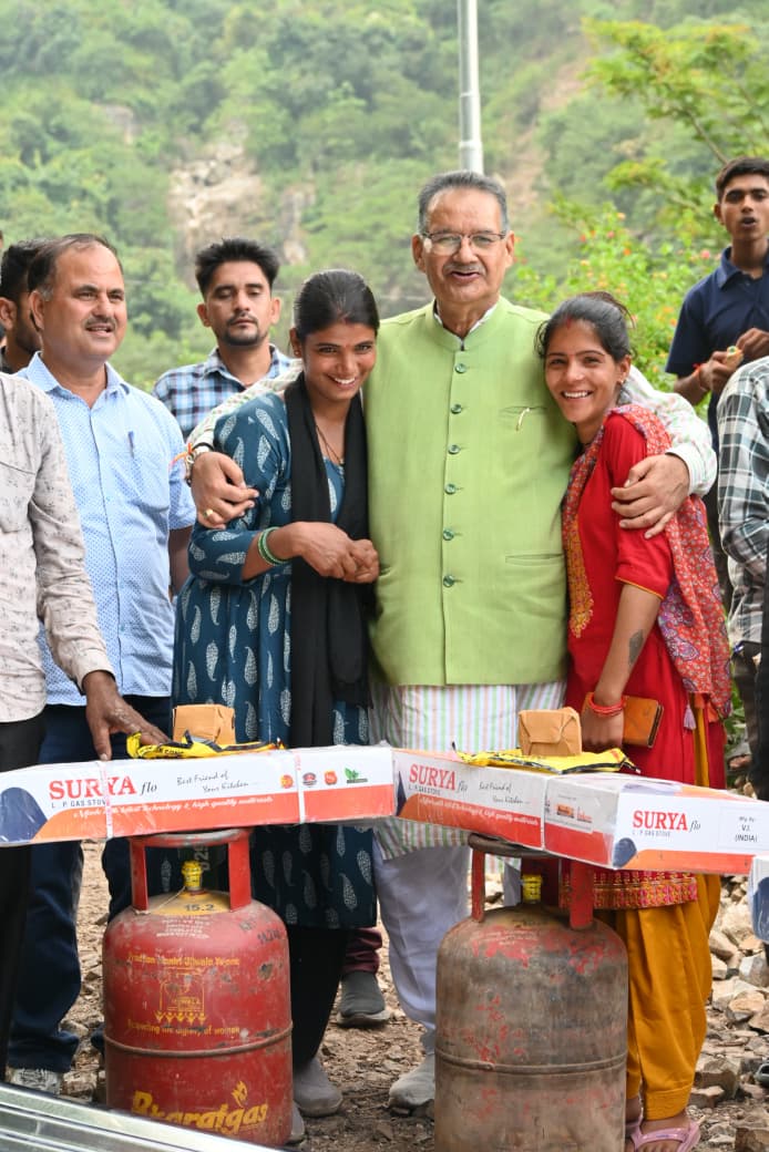आपदा प्रभावित क्षेत्रों में पहुंचे कैबिनेट मंत्री गणेश जोशी, प्रभावितों को वितरित की राहत सामग्री