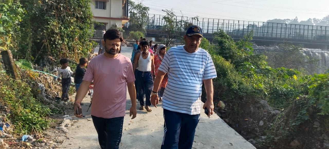 कैबिनेट मंत्री गणेश जोशी ने किया क्षतिग्रस्त सड़क का निरीक्षण, अधिकारियों को दिए पुनर्निर्माण के निर्देश