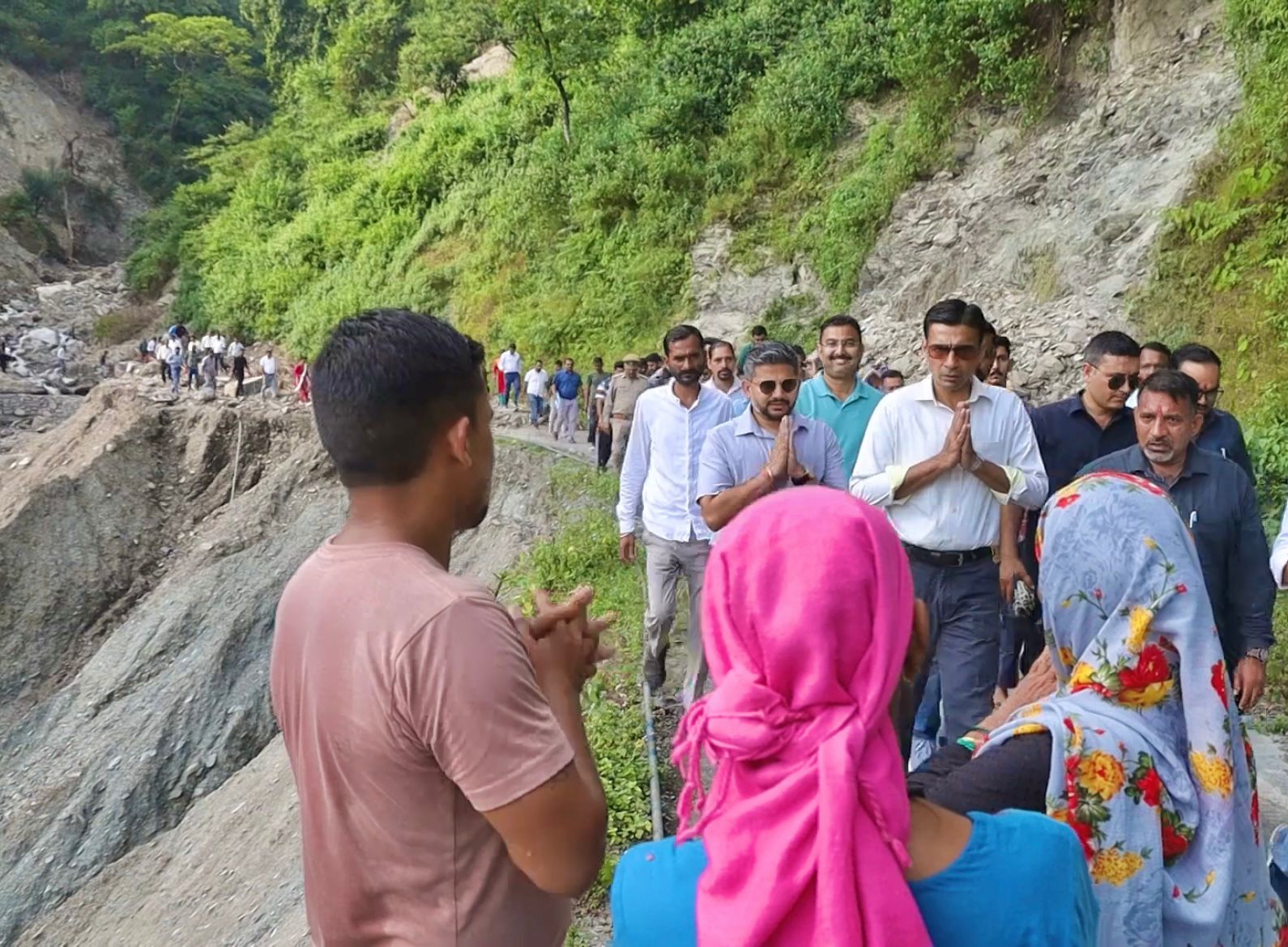 डीएम सविन बंसल ने आपदाग्रस्त क्षेत्र का निरीक्षण, मुआवजा और राहत कार्यों की दी युद्धस्तरीय चेतावनी