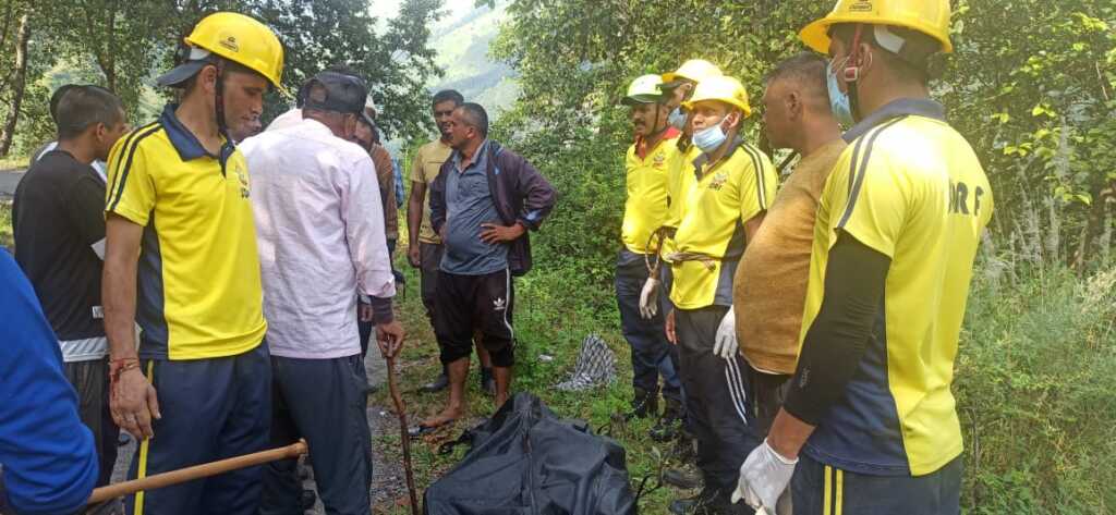 जनपद पिथौरागढ़: मुनस्यारी क्षेत्र में गहरी खाई से SDRF ने बरामद किया लापता व्यक्ति का शव