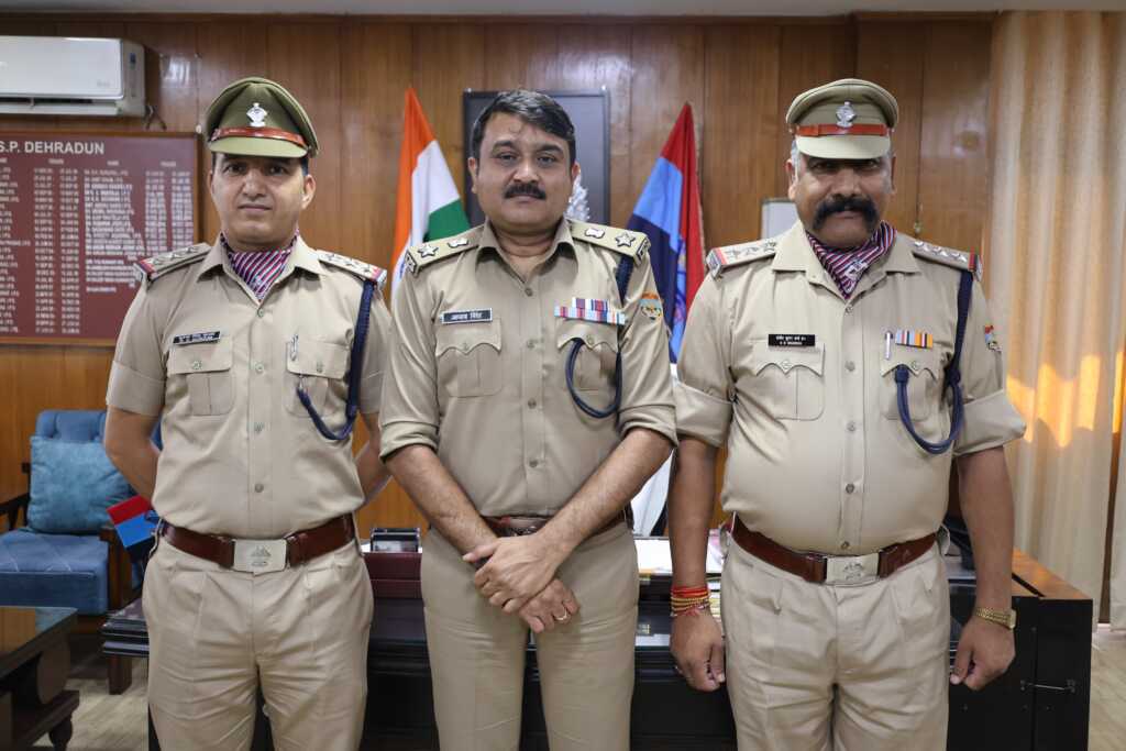 देहरादून: पदोन्नत अधिकारियों को एसएसपी अजय सिंह ने अलंकरण से किया सम्मानित