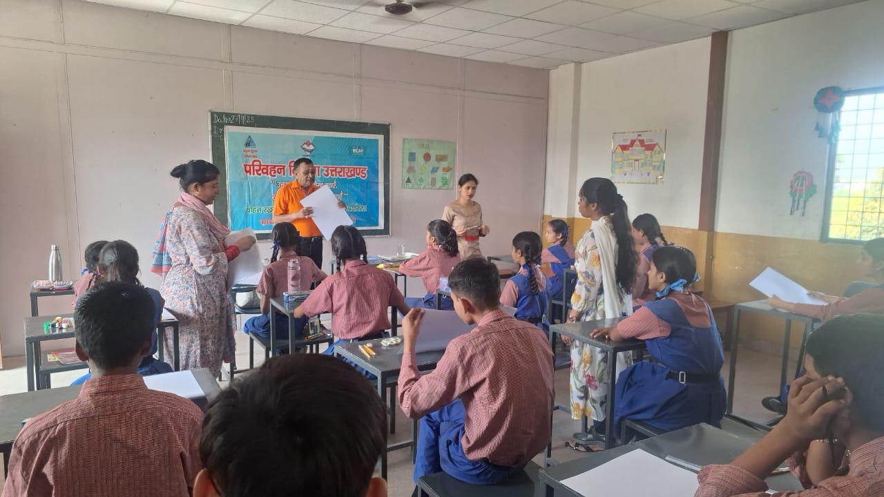 देहरादून: आरटीओ ने छात्रों में सड़क सुरक्षा और प्रदूषण नियंत्रण पर आयोजित की पोस्टर प्रतियोगिता