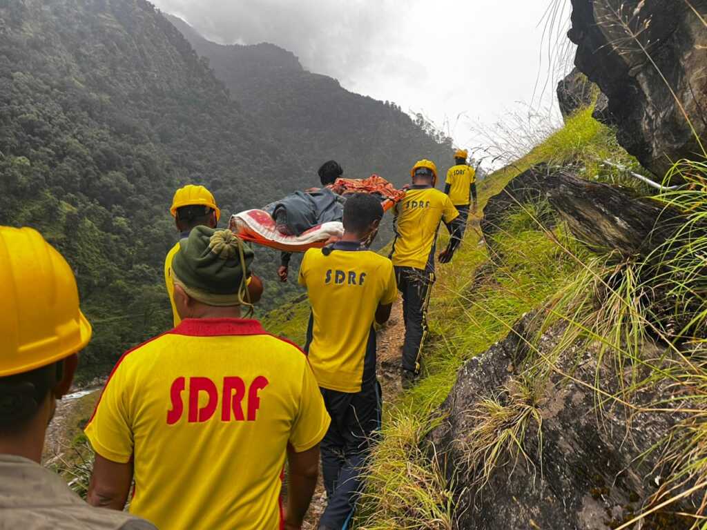 पिथौरागढ़: मुनस्यारी क्षेत्र के गोल्फा गाँव में घायल महिला को SDRF ने सुरक्षित पहुँचाया अस्पताल