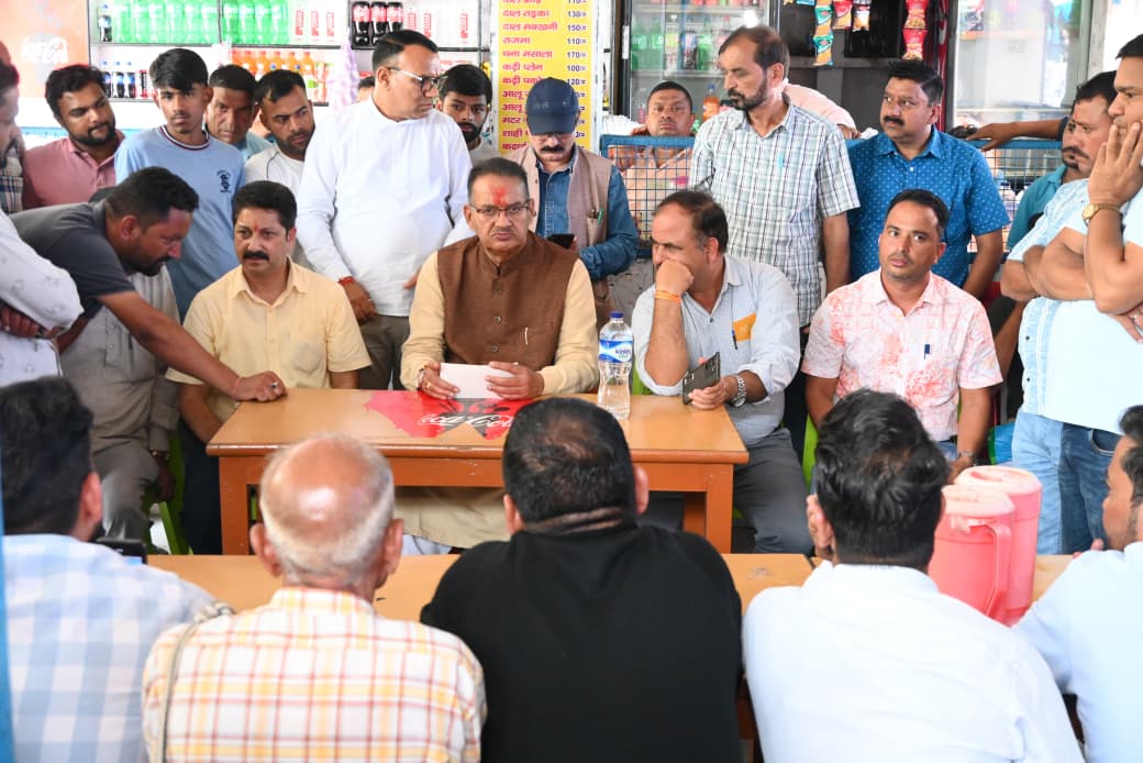 कैबिनेट मंत्री गणेश जोशी ने सहस्त्रधारा क्षेत्र में आपदा प्रभावित 13 परिवारों को राहत राशि के चैक सौंपे