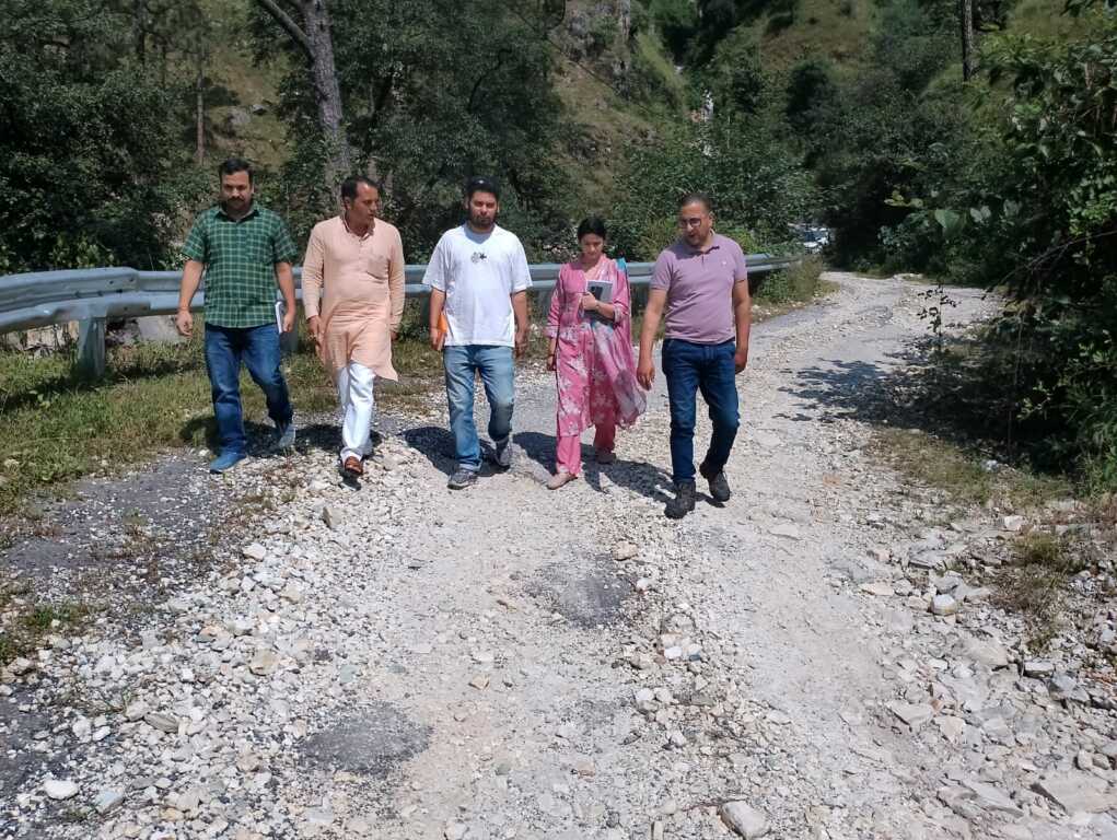 जिलाधिकारी ने साल्ड–ऊपरीकोट–भराणगांव मोटर मार्ग का किया स्थलीय निरीक्षण